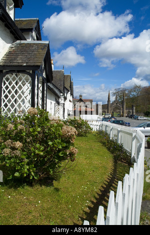 dh KENMORE PERTHSHIRE Cottage Garden und Taymouth Castle Estate Torbogen Dorf schottland Stockfoto