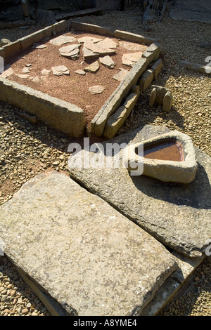 dh Midhowe Broch ROUSAY ORKNEY Feuerstelle im Inneren der befestigten Verteidigungsanlage der Eisenzeit bleibt Standort schottland Stockfoto