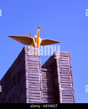 Goldene Kran-Origami-Statue in Nagasaki Friedenspark Stockfoto