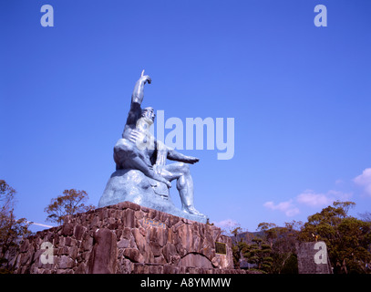 10 Meter hohe Statue des Friedens geschaffen vom Bildhauer Seiboi Kitamura in Nagasaki Friedenspark Stockfoto