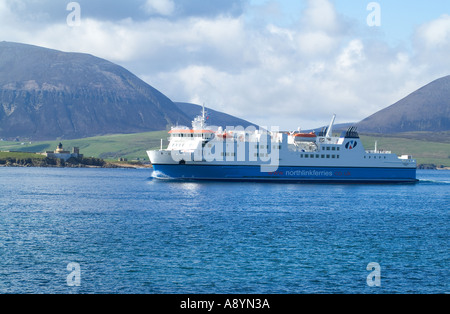 dh MV Hamnavoe HOY SOUND ORKNEY Northlink Fähren Fähre MV Hamnavoe Segeln Hoy Sound Hoy Hügel auf dem Weg Stockfoto