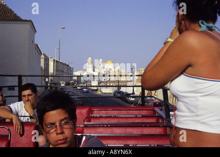 Kathedrale von Touristenbus in Campo del Sur Avenue CADIZ Stadt Cadiz Provinz Andalusien Spanien gesehen Stockfoto