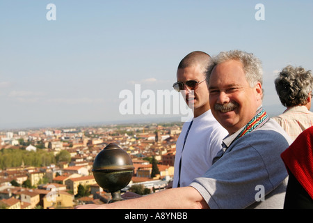 Touristen auf der Oberseite Duomo in Florenz Italien Stockfoto