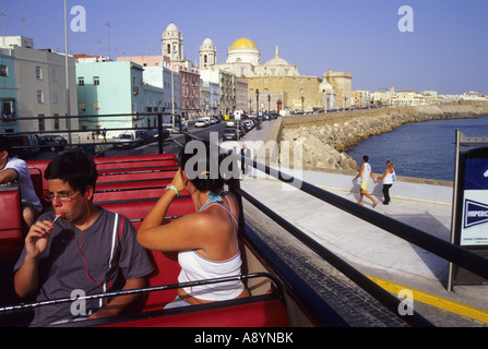 Kathedrale von Touristenbus in Campo del Sur Avenue CADIZ Stadt Cadiz Provinz Andalusien Spanien gesehen Stockfoto