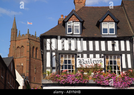 St Leonards Church und [schwarze und weiße Gebäude] Bridgnorth, Shropshire, England Stockfoto