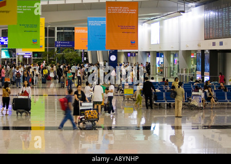 Menschen warten auf Ankünfte Hall internationalen Flughafen Hong Kong-HKG Stockfoto