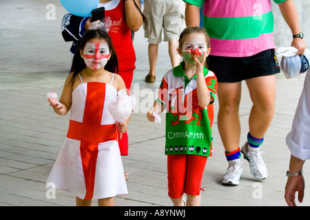 Niedlich kostümierten Mädchen walisischen Wales Rugby Fans Hongkong Sevens 2007 Stockfoto