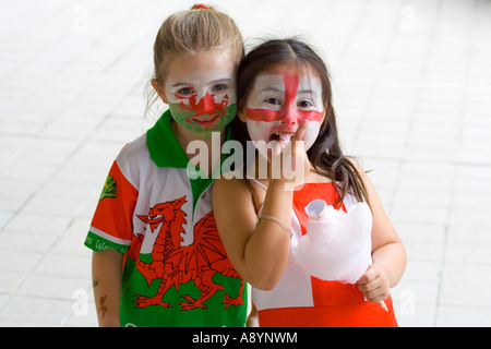 Niedlich kostümierten Mädchen walisischen Wales Rugby Fans Hongkong Sevens 2007 Stockfoto