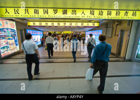 Menschen überqueren Luohu oder Lo Wu Grenze zwischen Hongkong und Shenzhen China Stockfoto