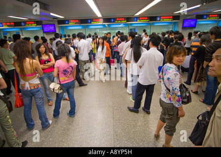 Inländische chinesische Reisende warten in Que Linie Shenzhen China Stockfoto