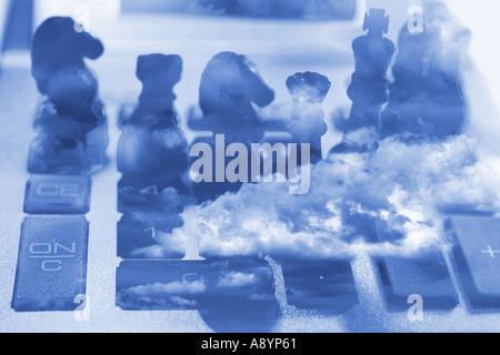 Schachfiguren und Rechner mit Wolken Stockfoto