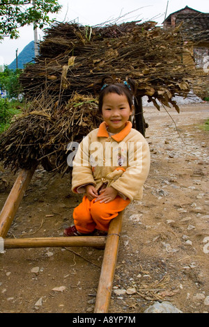 Junges Mädchen in der ländlichen Gegend in der Nähe von Yangshuo und Guilin, China Stockfoto