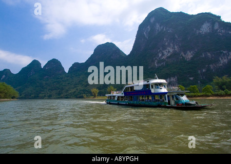 Tourist-Passagier-Fähre auf dem Li-Fluss in der Provinz Guangxi, China Stockfoto