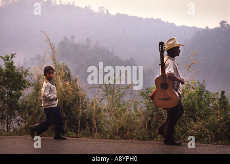 EIN MAYA-INDISCHE REISEN MUSIKER IN DER NÄHE VON SAN JUAN CHAMULA CHIAPAS-MEXIKO Stockfoto