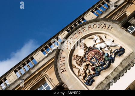 Wappen über dem Eingang zum neuen Theatre Royal in Bath, Somerset, England Stockfoto