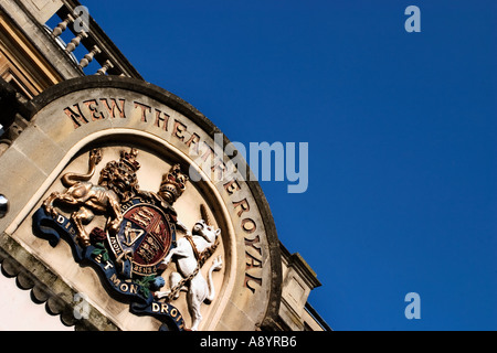 Wappen über dem Eingang zum neuen Theatre Royal in Bath, Somerset, England Stockfoto