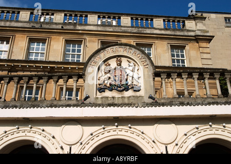 Wappen über dem Eingang zum neuen Theatre Royal in Bath, Somerset, England Stockfoto