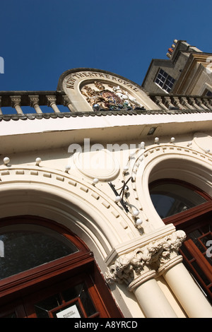 Wappen über dem Eingang zum neuen Theatre Royal in Bath, Somerset, England Stockfoto