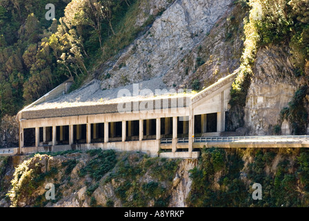 Abri über State Highway 73 durch die Otira-Schlucht in der Nähe von Arthurs Pass New Zealand Stockfoto