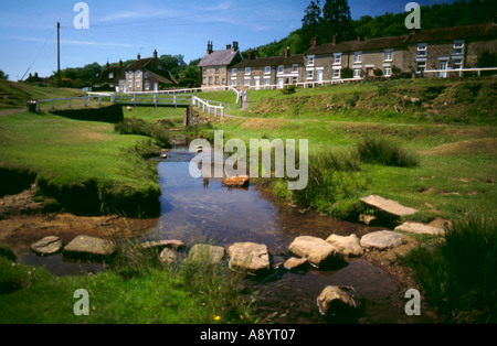 Hutton Beck und Dorf von Hutton-le-Hole, North York Moors National Park, North Yorkshire, England, UK Stockfoto