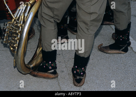 traditionelle Schuhe und Socken von einer serbischen Band spielt auf serbischen Guca Balcanic Musik Festival Guca Stockfoto