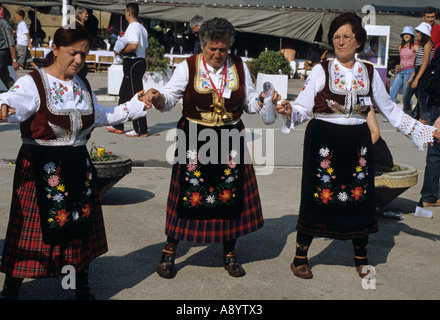 Frauen mit Tracht, Tanz auf der Straße in Guca während der Balcanic-Musik-Festival-Serbien Stockfoto