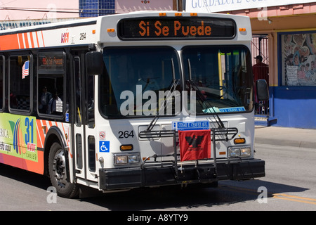 Bus von Cesar Chavez März San Antonio Stockfoto