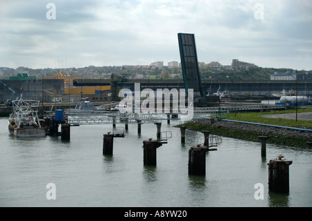 Boulogne Hafen dock-Eingang verwendet, Frankreich mit Leuchtturm von speedferries Stockfoto