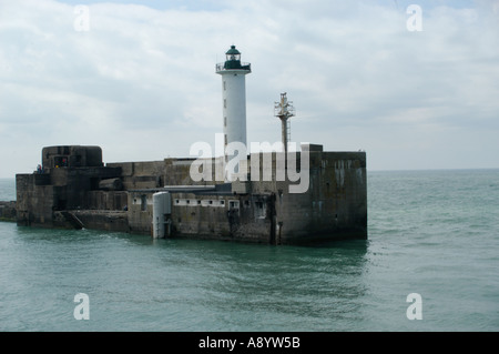 Boulogne Hafen dock-Eingang verwendet, Frankreich mit Leuchtturm von speedferries Stockfoto