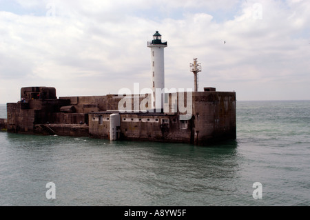 Boulogne Hafen dock-Eingang verwendet, Frankreich mit Leuchtturm von speedferries Stockfoto