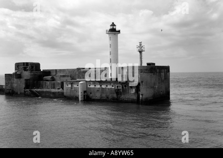 Boulogne Hafen dock-Eingang verwendet, Frankreich mit Leuchtturm von speedferries Stockfoto