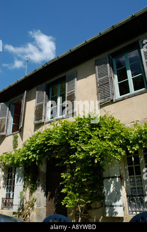 Französisches Haus in der Dordogne Frankreich mit hölzernen Fensterläden Stockfoto