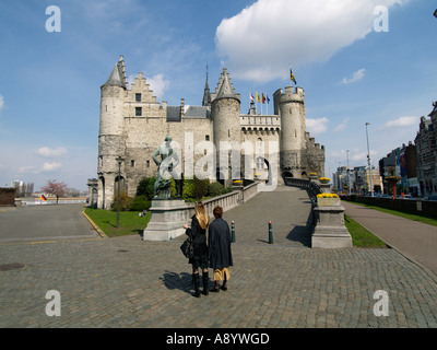 Zwei weibliche Touristen fotografieren die Lange Wapper Statue an Het Steen in Antwerpen, Belgien Stockfoto