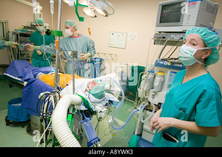 Anästhesisten, die Vorbereitung der Patienten für Krebs Operation OP ...