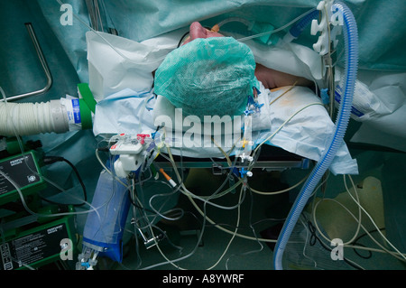 Geduldige Bedienung Krebsoperation im Operationssaal Chirurgie Uniklinik Heidelberg Patienten für die Operation im OP-Saal Stockfoto