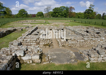 Kommandant s Haus oder Praetorium mit Hochhaus im Hintergrund Chesters römische Fort Northumberland UK Stockfoto