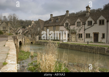 Postkarte Ansicht von Weavers Cottages neben Bye Brook und Bogenbrücke im Dorf Castle Combe in den Cotswolds-England Stockfoto