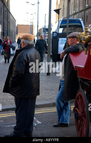 Zwei Taxifahrer mit Pferd gezogenen Kutsche für touristische Vermietung Dublin Irland Stockfoto