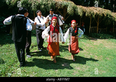 Zwei Mädchen tanzen, gekleidet in bulgarischen Nationaltracht, Chalin Valog, Pirin-Gebirge, in der Nähe, Bansko Bulgarien Stockfoto