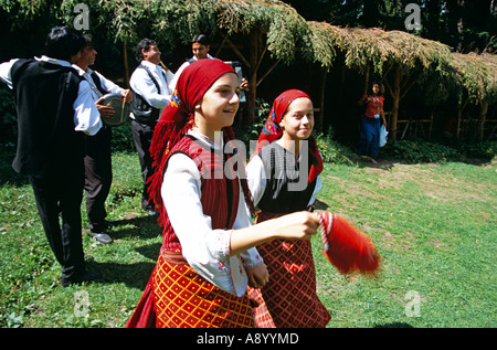 Zwei Mädchen tanzen, gekleidet in bulgarischen Nationaltracht, Chalin Valog, Pirin-Gebirge in der Nähe von Bansko, Bulgarien Stockfoto
