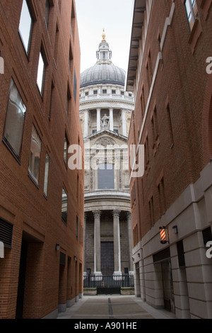 Blick auf St. Pauls Cathedral durch Durchgang von Paternoster Square City of London GB UK Stockfoto