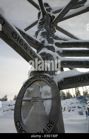 Polarkreis-Schild am Flughafen Rovaniemi, Lappland, Finnland. Stockfoto