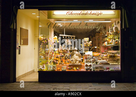 Horizontale Ansicht von einer aufwendigen Ostern anzeigen in einen Schokoladenladen in zentralen Brügge bei Nacht Stockfoto