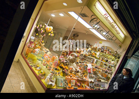 Horizontale Winkel eines Schoko-Laden-Fensters anzeigen zu Ostern, die nachts beleuchtet Stockfoto