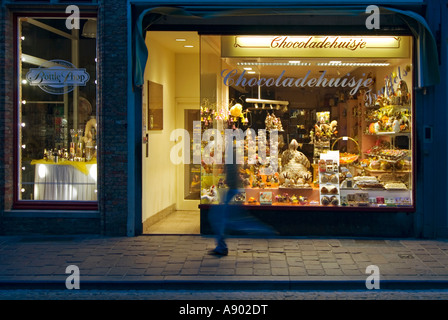 Horizontale Sicht auf eine aufwendige Ostern-Display in einem Schokoladengeschäft Fenster nachts beleuchtet Stockfoto