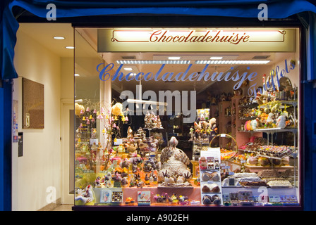 Horizontale Sicht auf eine aufwendige Ostern-Display in einem Schokoladengeschäft Fenster nachts beleuchtet Stockfoto