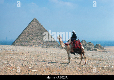 Ein Kamelreiter mit den Pyramiden von Gizeh in der Nähe von Kairo Stockfoto