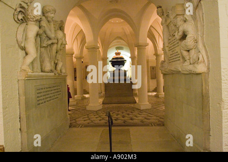 Grab von Horatio Lord Nelson in der Krypta unter der Kuppel des Heiligen Paulus Dom London England GB Stockfoto