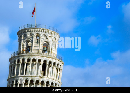 Horizontale Nahaufnahme von Touristen am oberen Rand der schiefe Turm von Pisa [La Torre di Pisa] gegen einen strahlend blauen Himmel. Stockfoto