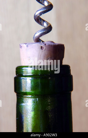 Korkenzieher heraus Korken aus der Flasche Wein. Stockfoto